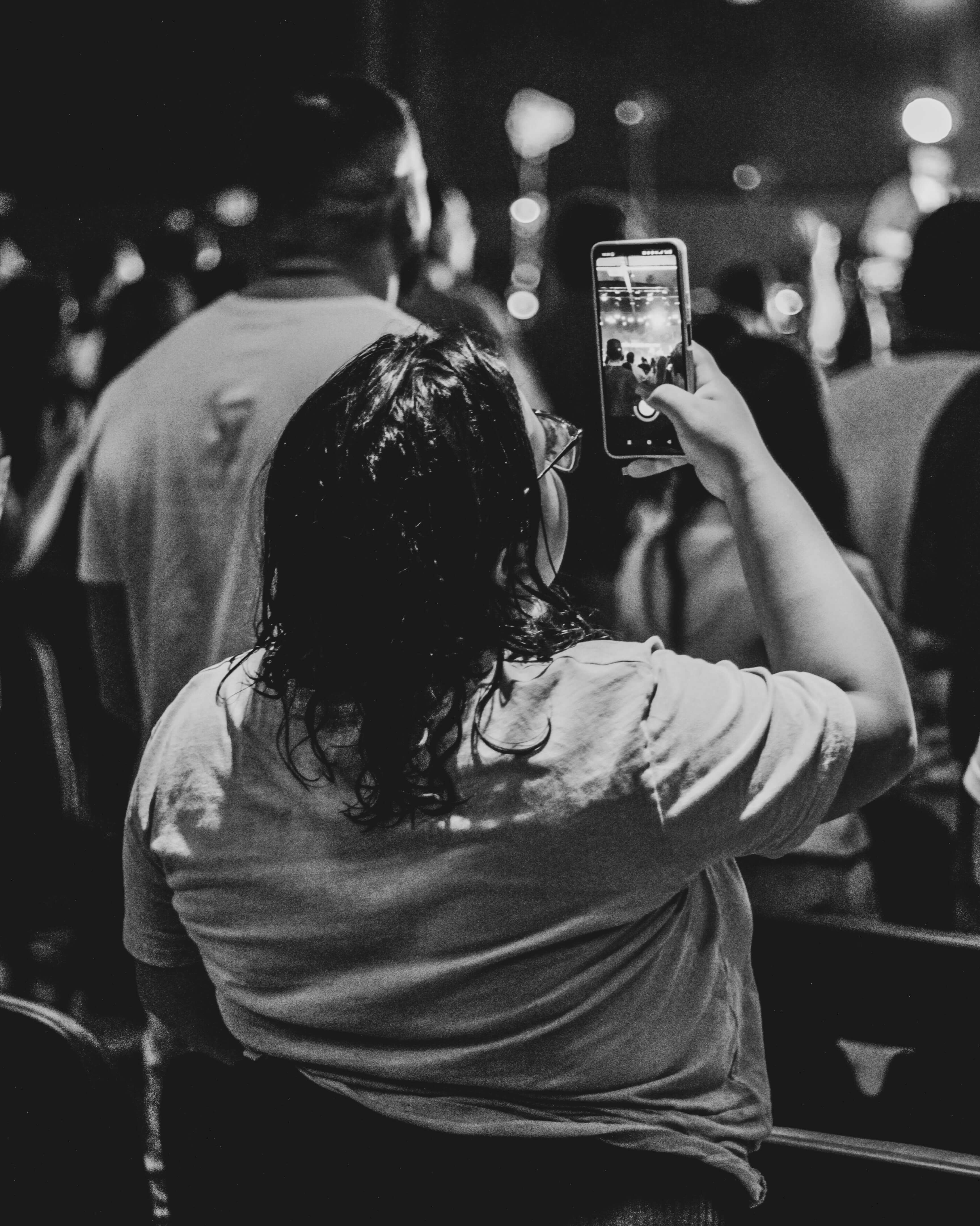 Membro gravando o culto com celular